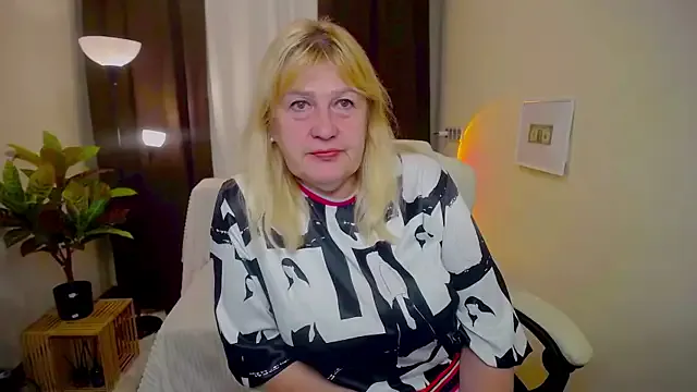 EmmaEllison — Topless