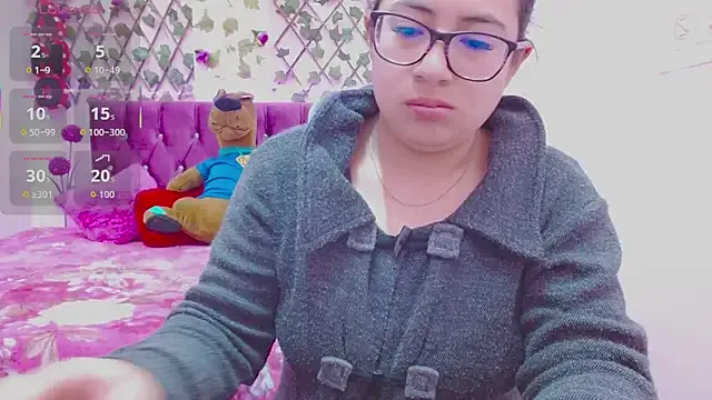 Estrella__sex — Naked while rubbing her pussy and tits