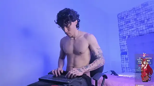 felix__star — Show abs + vacuum pose