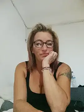 Fifi83Bell — Je me touche les seins