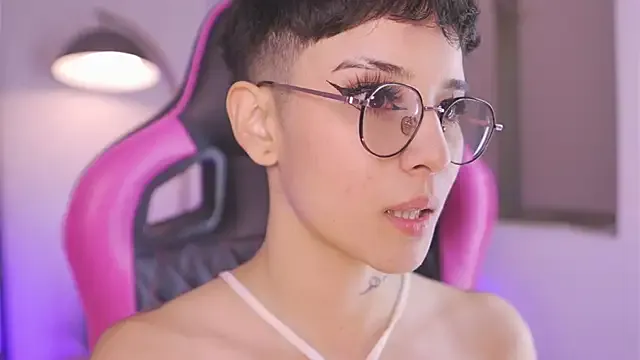Giia_Moretti_ — tweezers in my tits