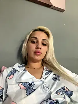 Giullyaxx — Freechat on StripChat