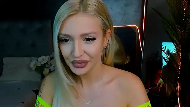 glossy_blondegirl — Make a videocall with me