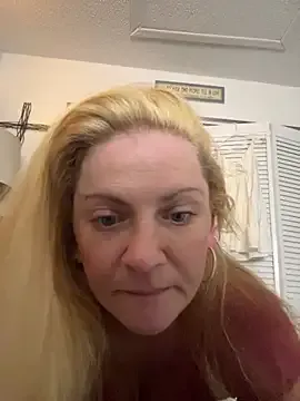 Goldenndoll — Freechat on StripChat