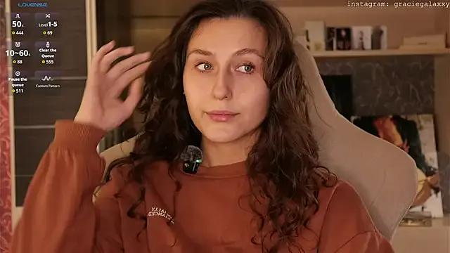 GracieGalaxy — Sensually suck fingers