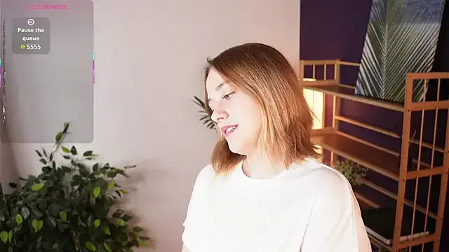 HollieCollelo — Eye contact +Lick fingers