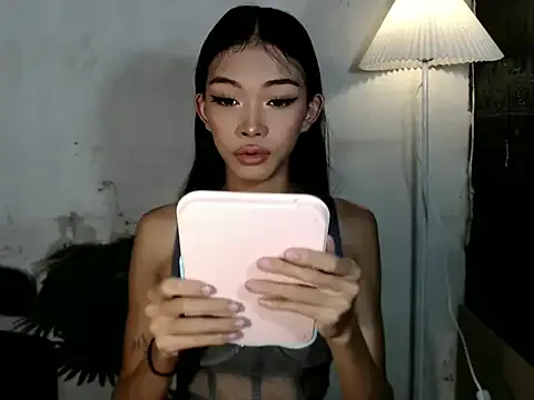 holyakiesha — CUM IN PUBLIC