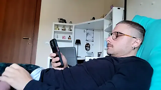 ilovechub112 — make me horny  and play with the dildo