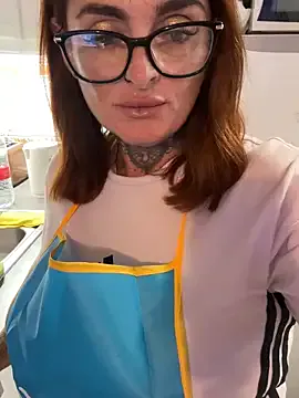 IrishmilfAnna — Outdoor cheeky tease 
