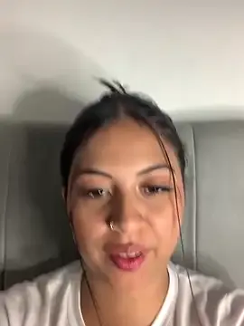Julii- — Hii... NAKED