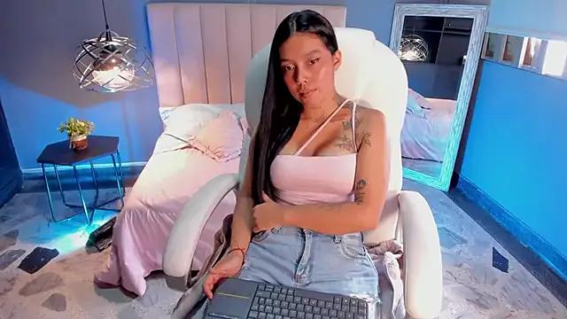 Juliieta_Evans — Play with clit zoom + domi