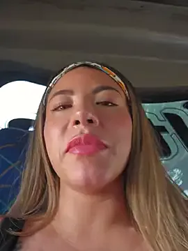 Karen_San_Miguel — I play with my nipples in public 