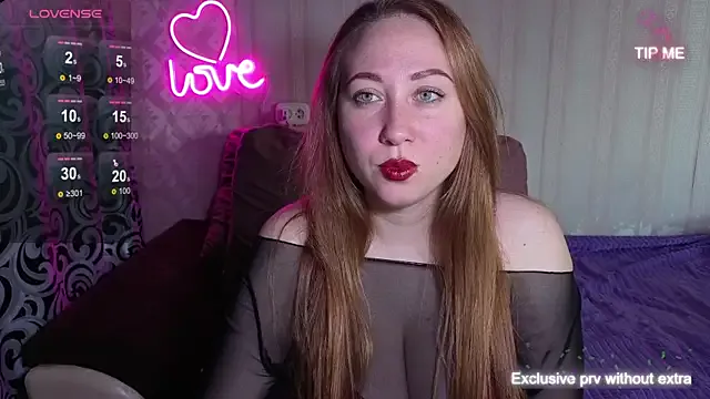 KellyCrystall —  show wet pussy closely 