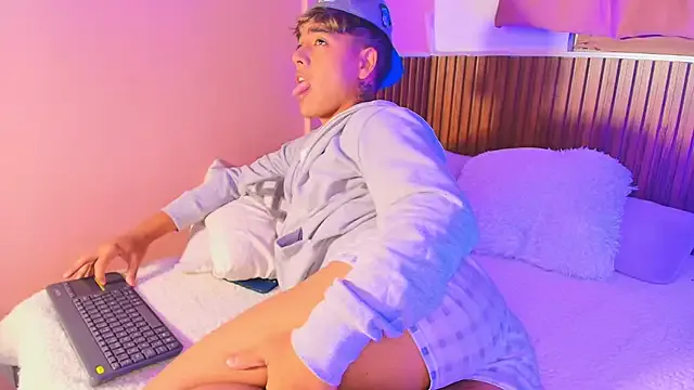 kiing_azahell — show ass and finger inisde