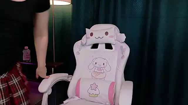 KikiMoor — topless eye contact + bite a lip