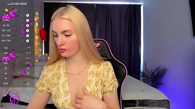 Kimmy_powell — play with my naked tits for you