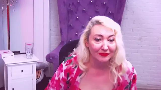 LadyKriss — show legs