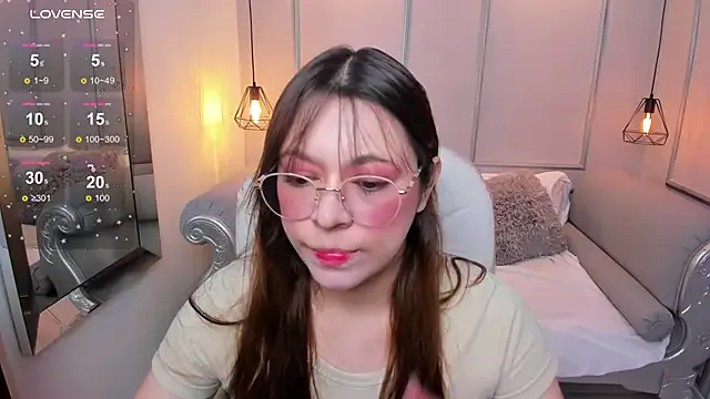 Lanna18 — take off top+ play with my little tits