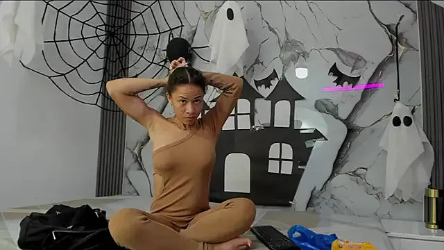 LARAA_CROFT — fingering ass