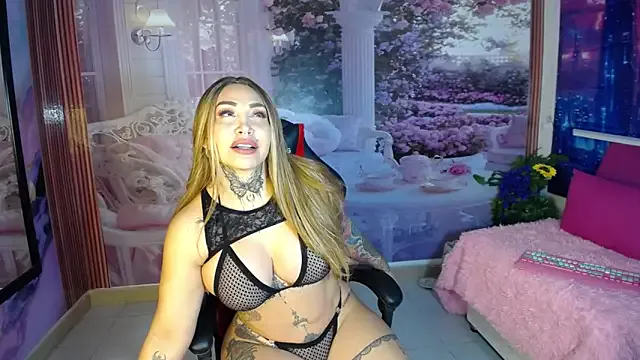 Layla-Watson — show fingers with ass