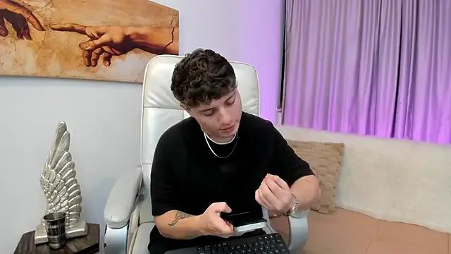 Leoo_Miller — Flash ass + hard cock