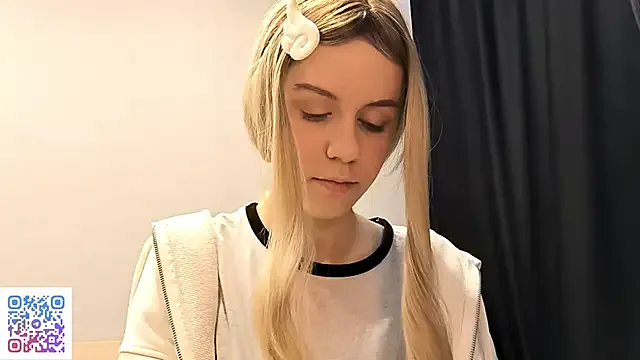 LesterHasting — Show underboob