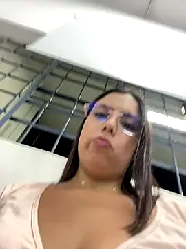 LICEET — Remove bra