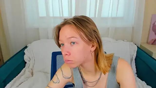 LilyVoise — bare your shoulders