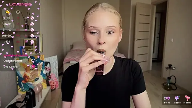 lisa_barbie — topless play with tits