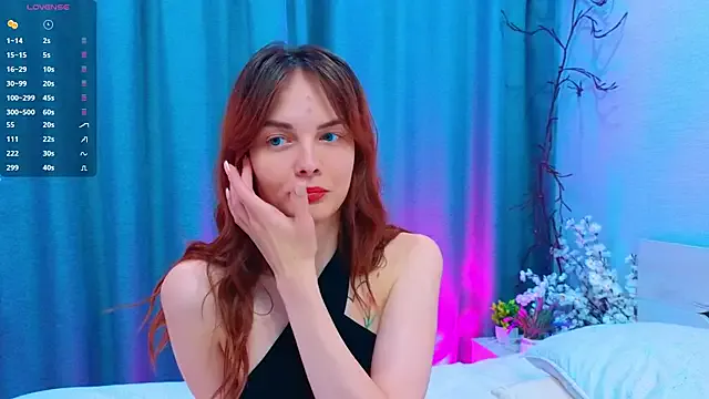 LisaDrake — Flash boobs