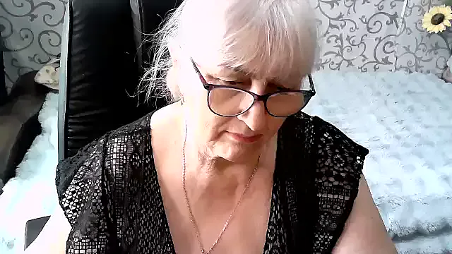LolkaAlyss — I'll strip down and show my pussy
