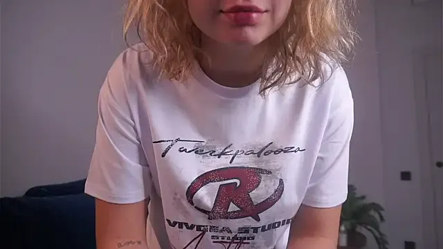 LucilaLevasseur — lick lips close to cam