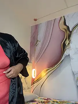 Lucy_Milf_474 — pusy close+one finger
