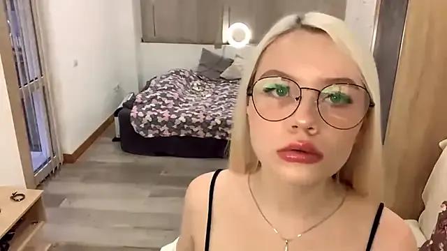 StripChat LupeLewitt is Freechat LupeLewitt — Hard tease with my top