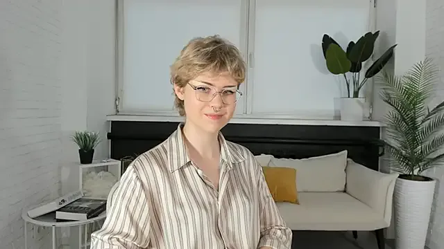 MaeSuarez — pretty pussy show 