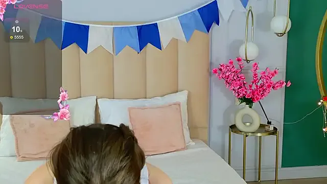 MaryNixon_ — an air kiss