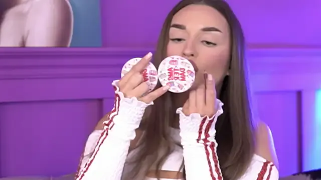 MillaSerene — show pussy close up