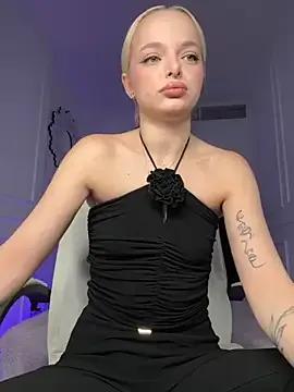 miss_blondiee — TWERK CLOSE TO THE CAMERA