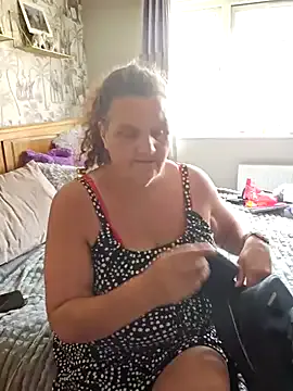 MissQueenBeex — Boob's out 2mins