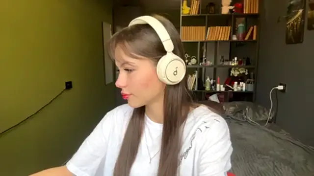 MysticAlisa — Unbutton bra and Dance with naked  back