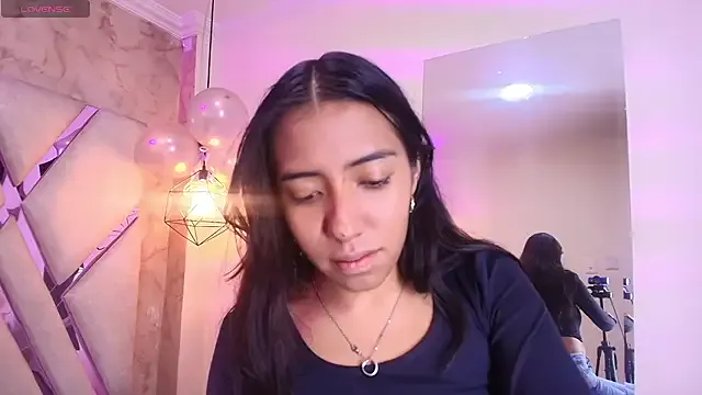 nicole_samanthaa — show tits