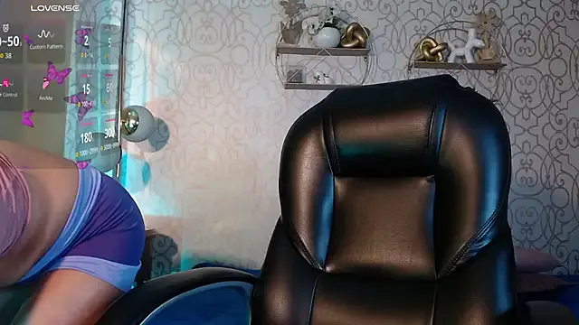 Oriana_gh — Lotion in my tits, play with my nipples