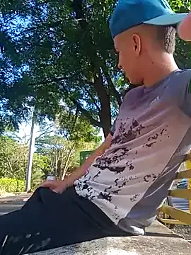 outdoors11 — Show cum in the park