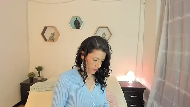 Paloma_victory — See under the skirt
