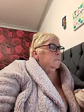 Playful_MILF_Demi — Flash my boobs
