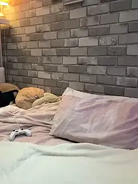 Poppy_frankie — Keep bra off for whole show