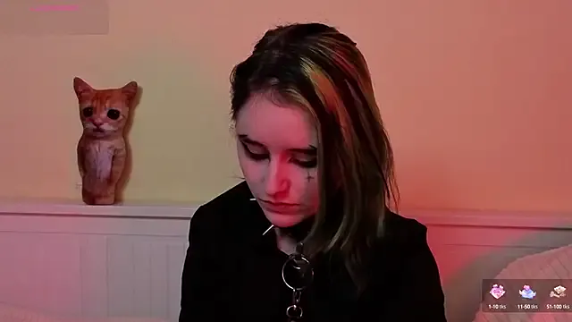 PortiaHedge — bite lips