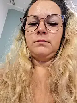 queenpeachi — Get undressed 