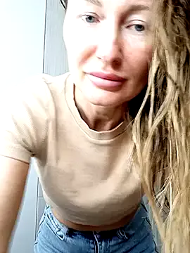 Risky-SquirtingGirl — hard spank show!