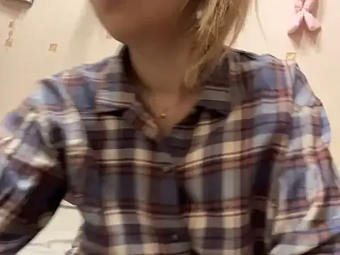 Roni_Cox — change clothes